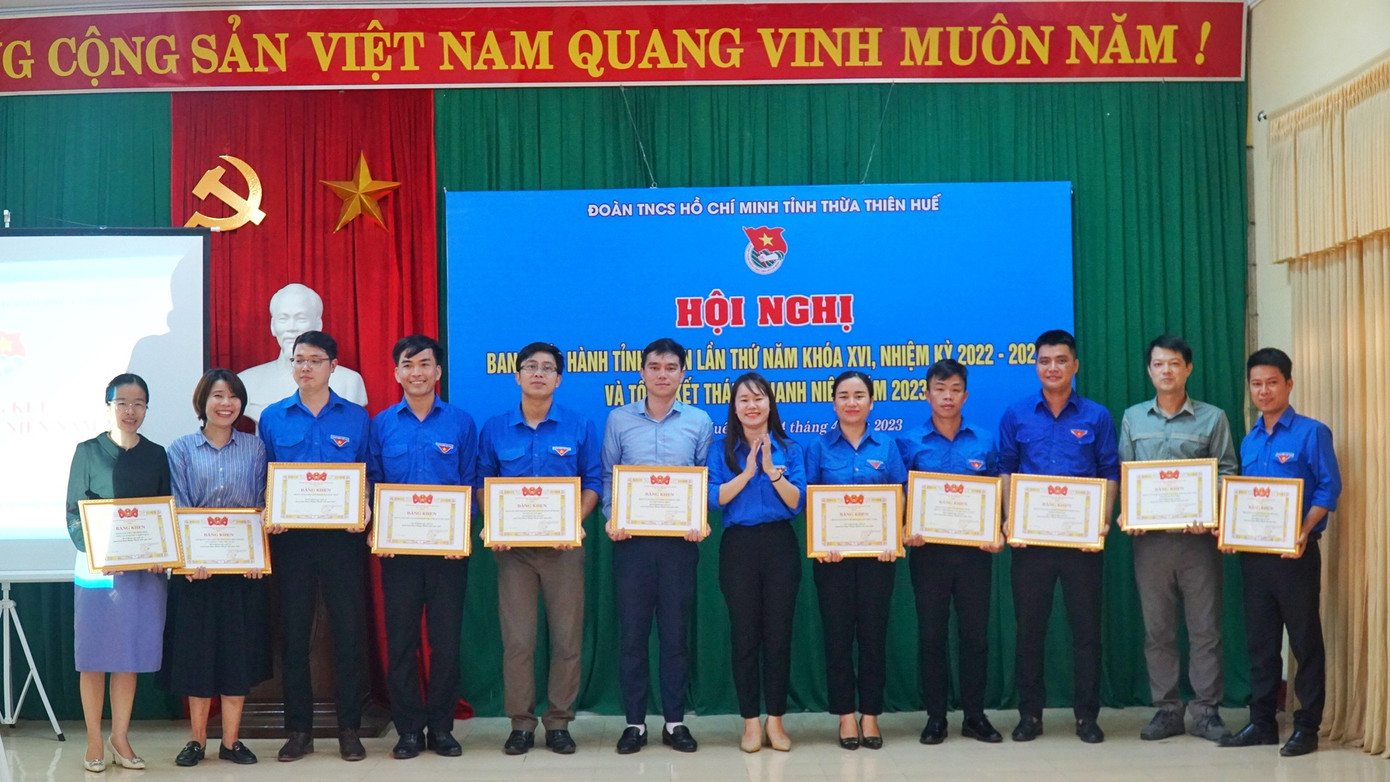 Khen thưởng những cá nhân tiêu biểu trong Tháng Thanh niên 2023 tại TT-Huế.