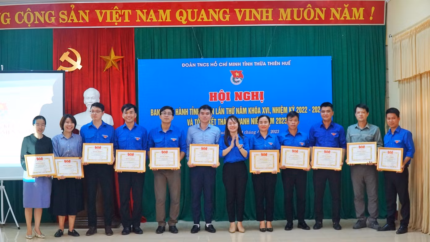 Khen thưởng những cá nhân tiêu biểu trong Tháng Thanh niên 2023 tại TT-Huế. Khen thưởng những cá nhân tiêu biểu trong Tháng Thanh niên 2023 tại TT-Huế.