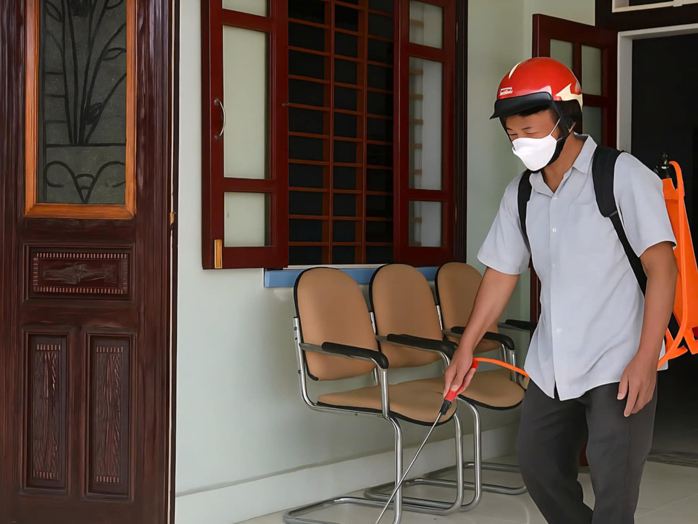 Phun tiêu độc khử trùng khẩn cấp khu vực có người mắc liên cầu lợn.