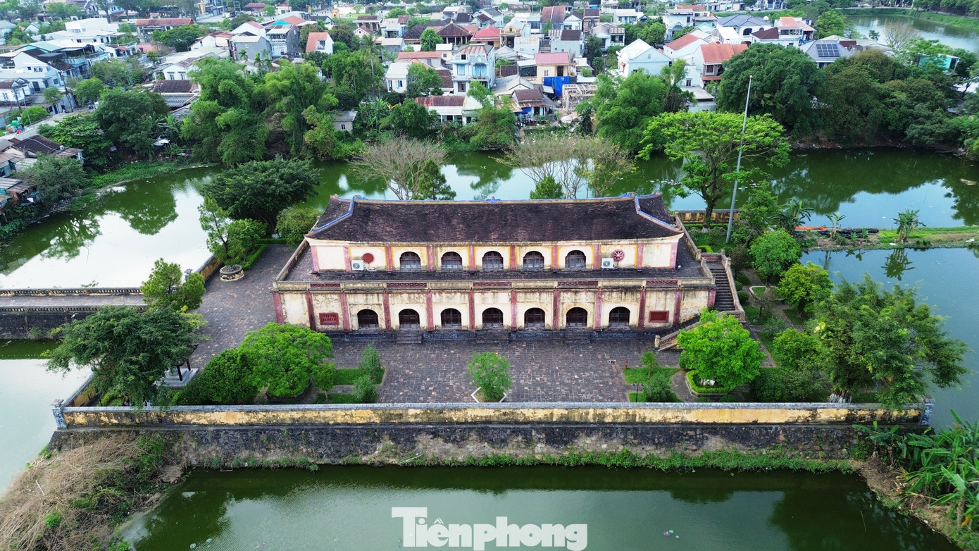 Lầu Tàng Thơ cạnh “Thần kinh nhị thập cảnh” hồ Tịnh Tâm được xem là “Tàng Kinh các” một thời. Lầu Tàng Thơ được xây dựng từ thời Minh Mạng, vốn là kho lưu trữ hơn 70.000 đầu sách và tư liệu quý của triều Nguyễn.