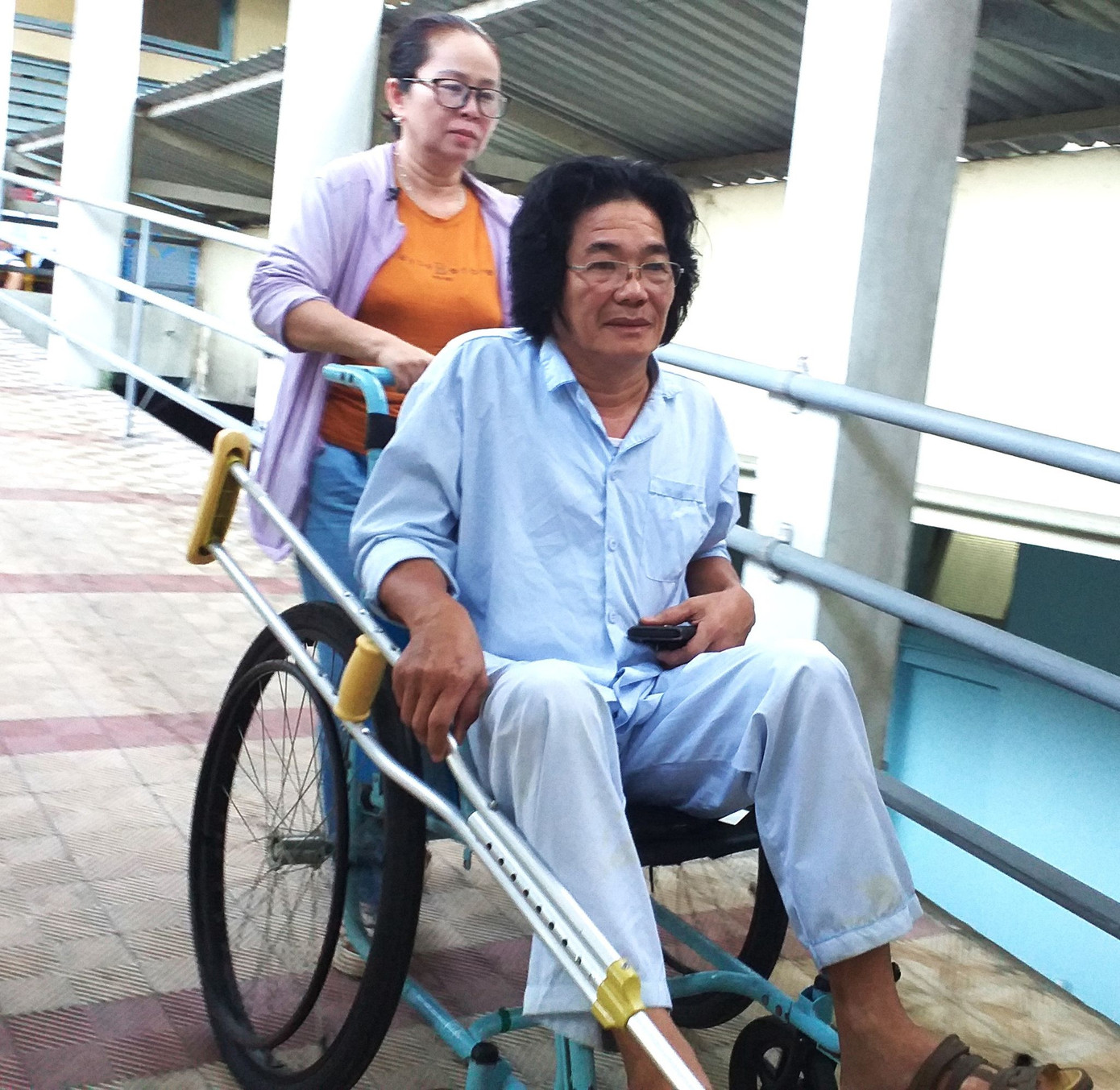 Bác sĩ Thu phải di chuyển bằng xe lăn, có người trợ giúp, khi cấp cứu điều trị tại Bệnh viện T.Ư Huế. Bác sĩ Thu phải di chuyển bằng xe lăn, có người trợ giúp, khi cấp cứu điều trị tại Bệnh viện T.Ư Huế.