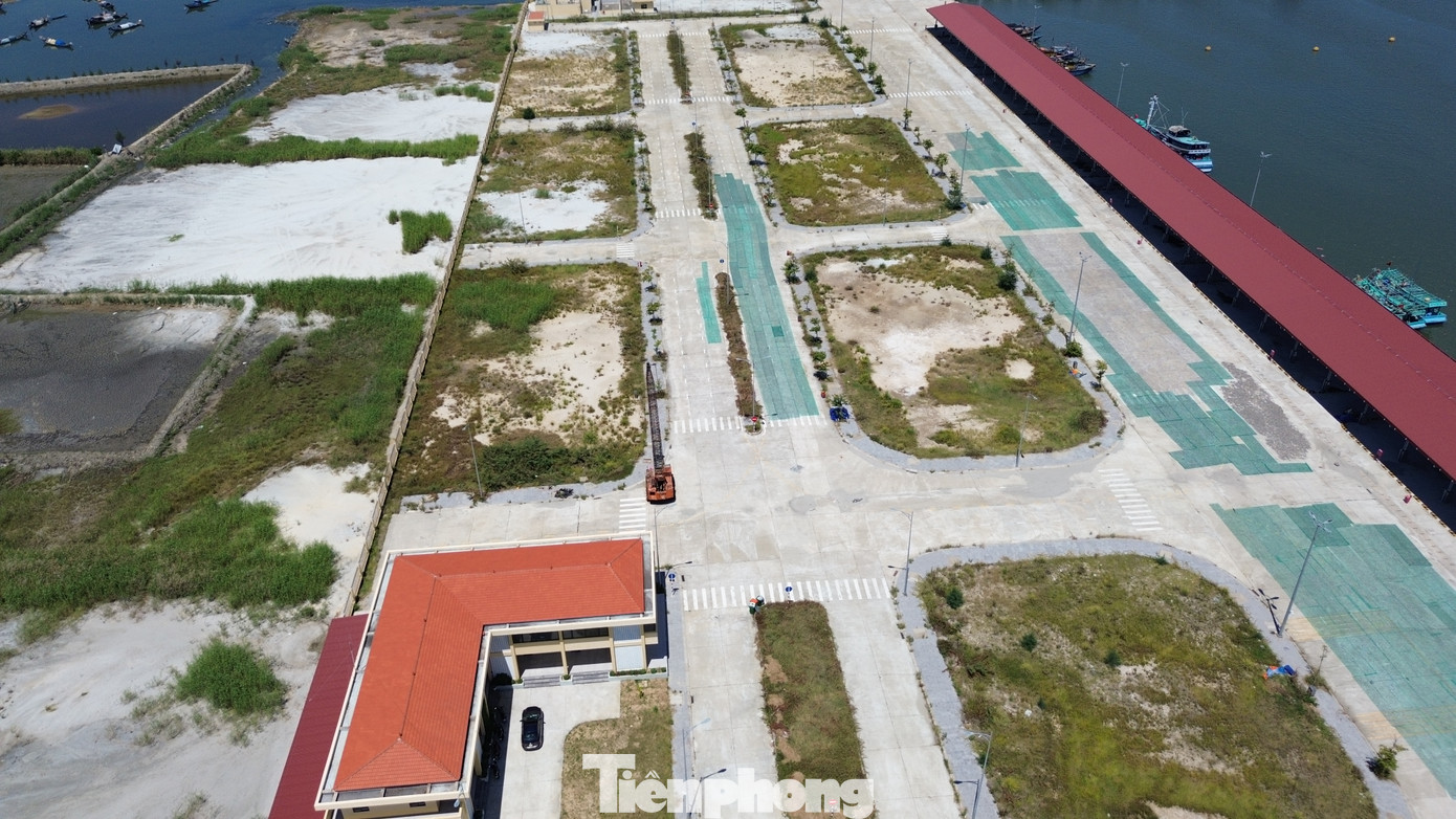 Ông Nguyễn Thanh Sơn - Phó Giám đốc Ban quản lý cảng cá TT-Huế, cho biết, việc chưa có quyết định giao đất, giao mặt nước đối với dự án cảng cá Thuận An là một trong những nguyên nhân khiến thủ tục công bố mở cảng chưa được chấp nhận.