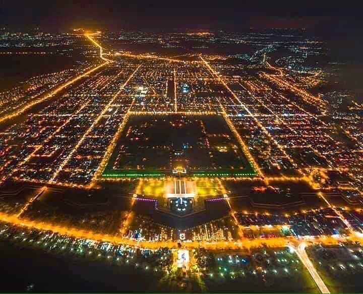 Một phần thành phố Huế phía bờ Bắc sông Hương nhìn từ trên cao về đêm. Ảnh MXH