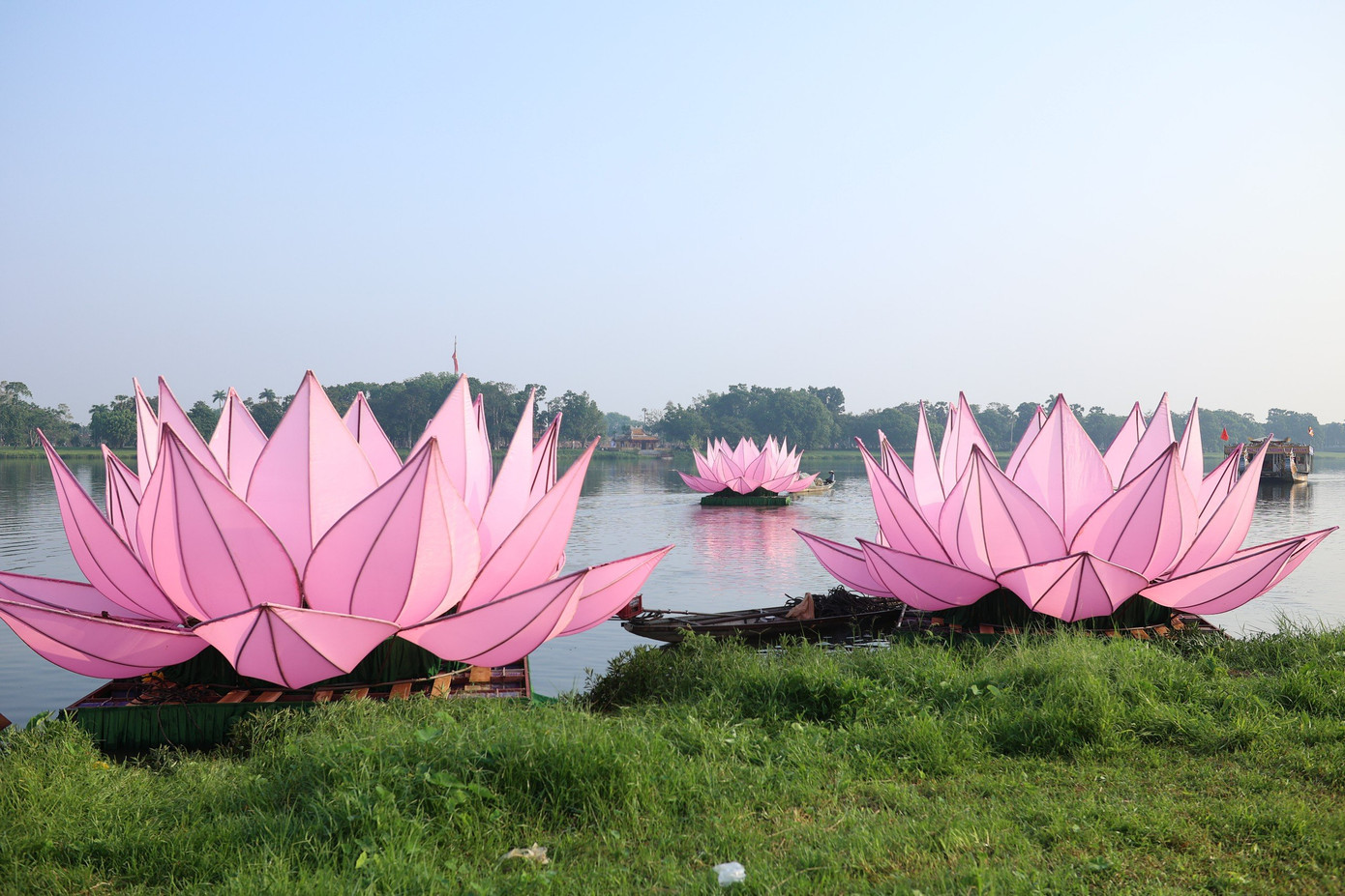 7 hoa sen lớn này do chư tăng ni trẻ tại Huế phát tâm thực hiện cúng dường.