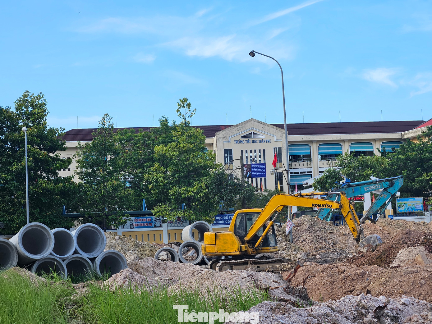 Những ngày này, các đơn vị thi công là liên danh Công ty CP Xây lắp và Thương mại An Bảo, Công ty CP Xây dựng Thủy lợi TT-Huế, Công ty CP Thành An đã triển khai phương tiện, máy móc, nhân lực để tổ chức thi công các hạng mục công trình.