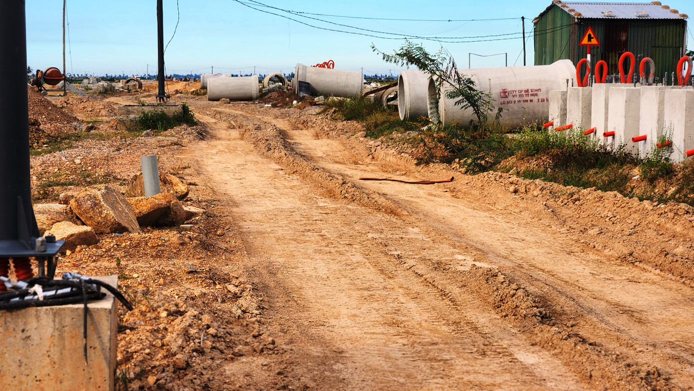 Trước đó, liên quan dự án chậm tiến độ này, Chủ tịch UBND tỉnh TT-Huế Nguyễn Văn Phương cũng từng về kiểm tra, quyết liệt chỉ đạo chủ đầu tư, đơn vị nhà thầu đẩy nhanh tiến độ xây dựng công trình, thậm chí yêu cầu đình chỉ cá nhân phụ trách công tác quản lý, giám sát tại công trường.