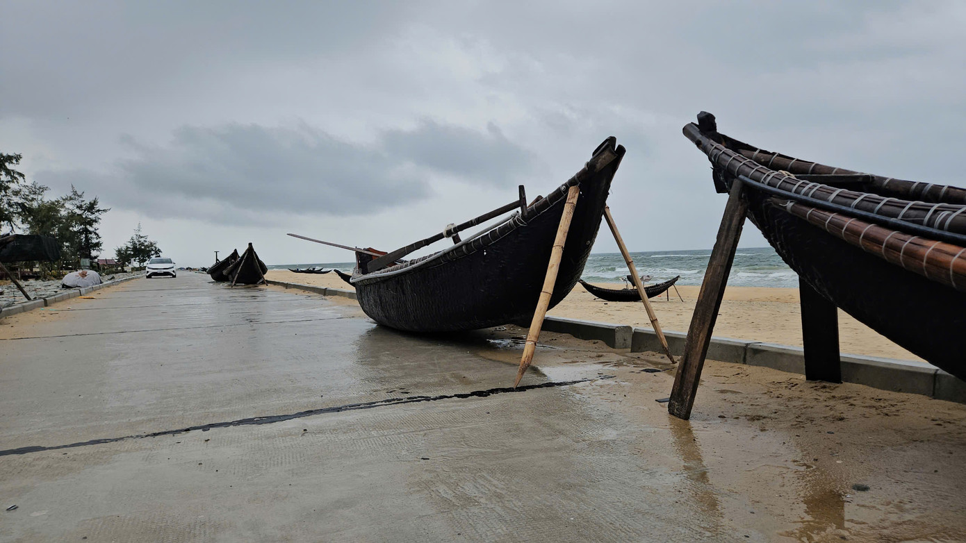 Thuyền nhỏ được đưa lên đường giao thông và neo giữ để đề phòng sóng, gió cuốn đi xa khi có bão.