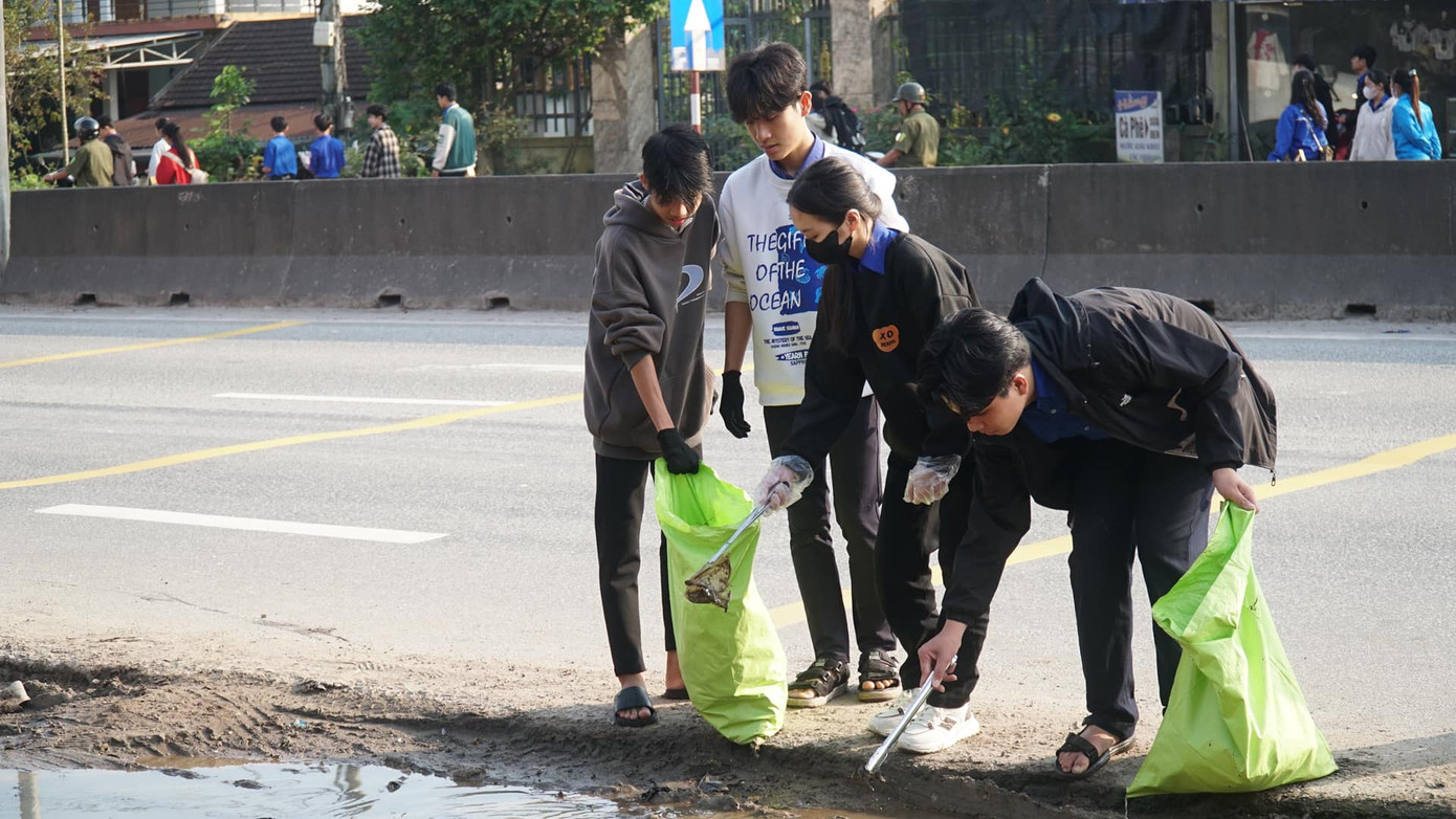 Ra quân dọn vệ sinh dọc tuyến Quốc lộ 1 qua địa bàn huyện Phú Lộc.