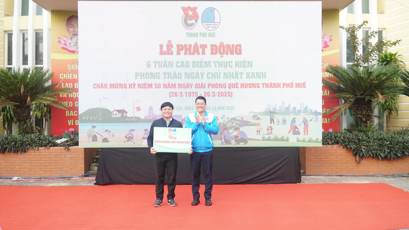 Trao biển tượng trưng "Tuyến đường hoa thanh niên" cho thị trấn Lộc Sơn.