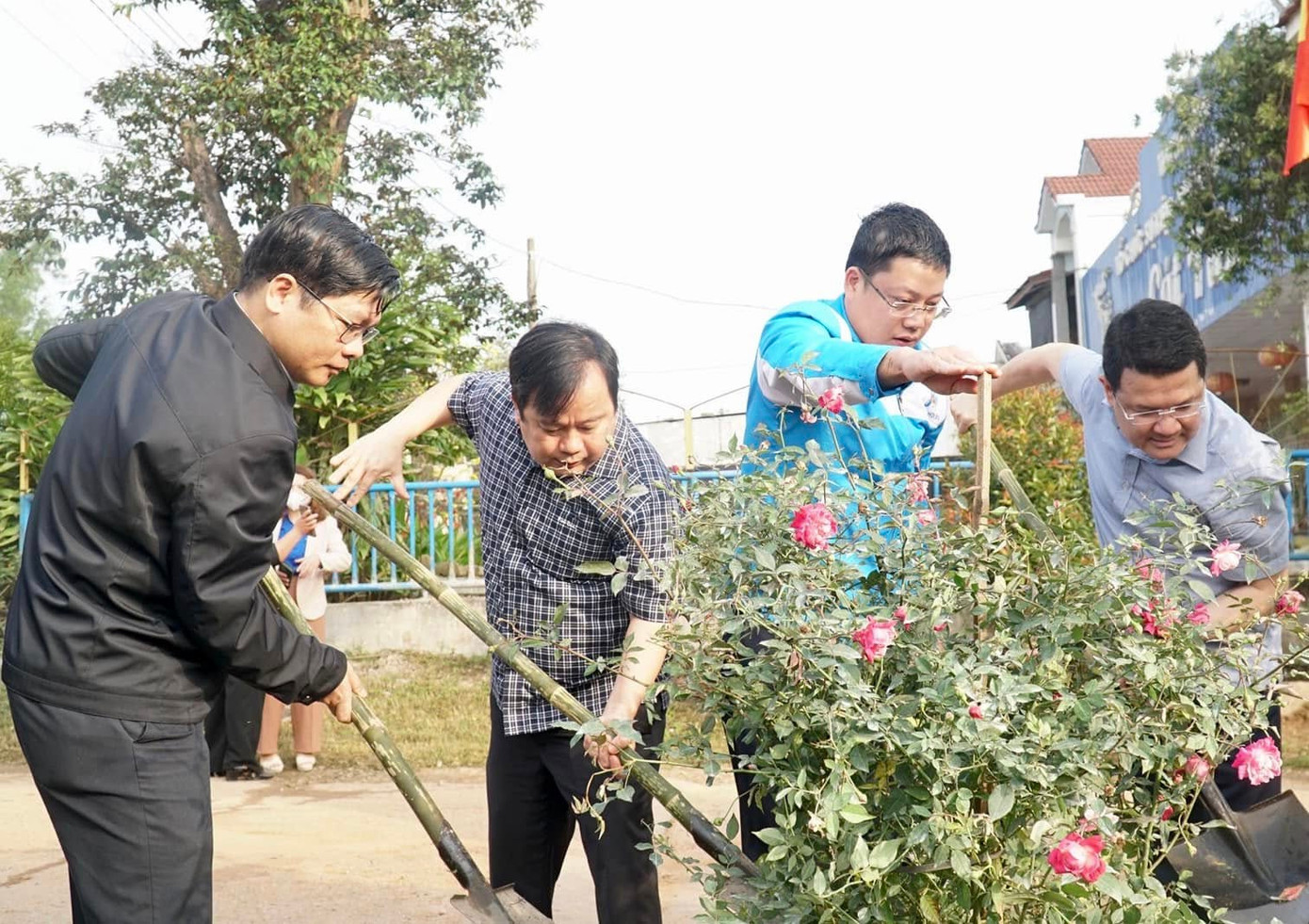 Lãnh đạo thành phố Huế cùng đoàn viên, thanh niên trồng tuyến đường hoa tại xã Lộc Sơn.
