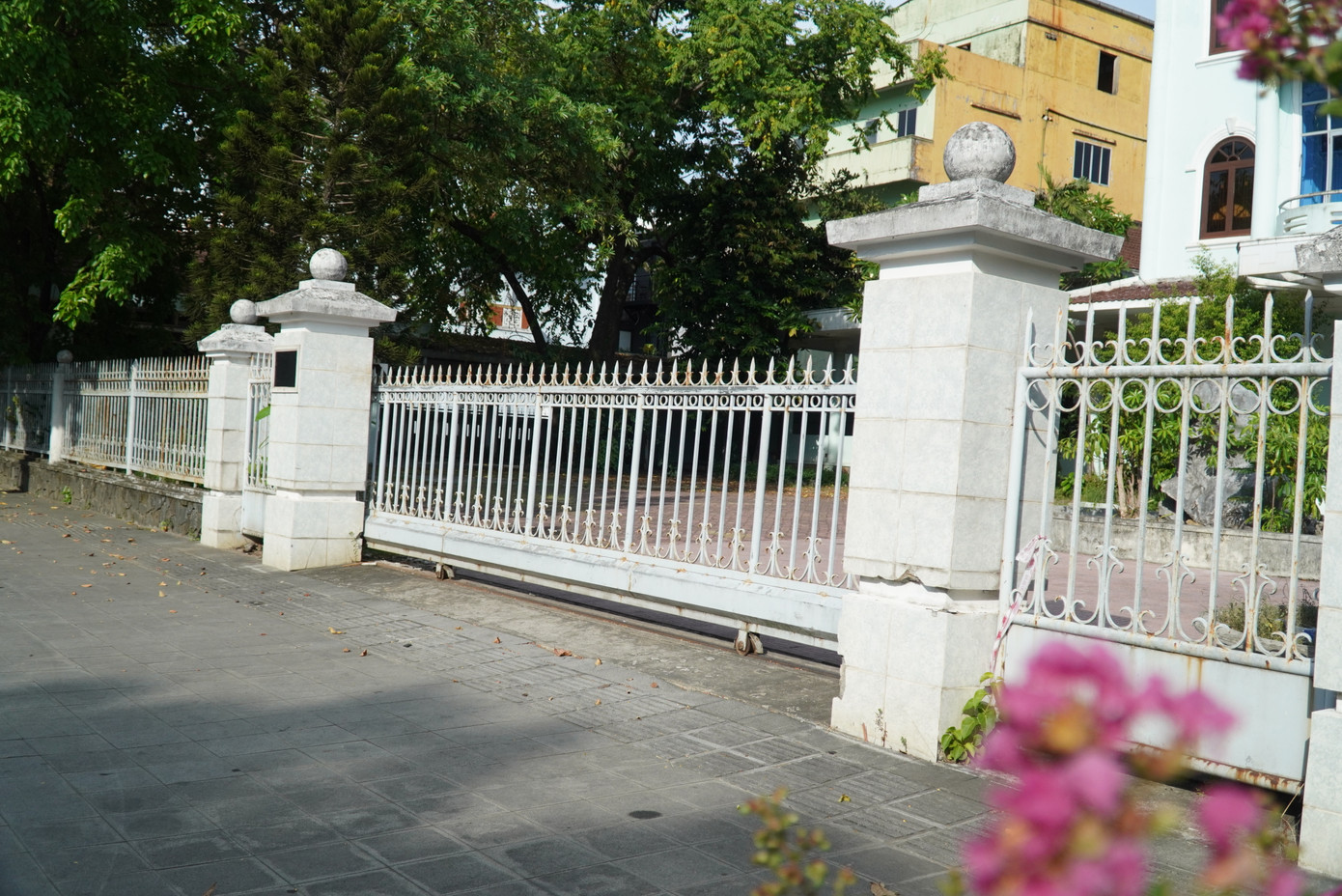 Tuy nhiên, sau khoảng một năm lại đây, các khu “đất vàng” từ địa chỉ số 22 đến 30 Lê Lợi, Huế, vẫn chưa có doanh nghiệp đến đấu thầu, đấu giá, thuê đất thực hiện dự án đầu tư xây dựng các công trình, tổ hợp thương mại, dịch vụ cao cấp theo chủ trương, quy hoạch của tỉnh.