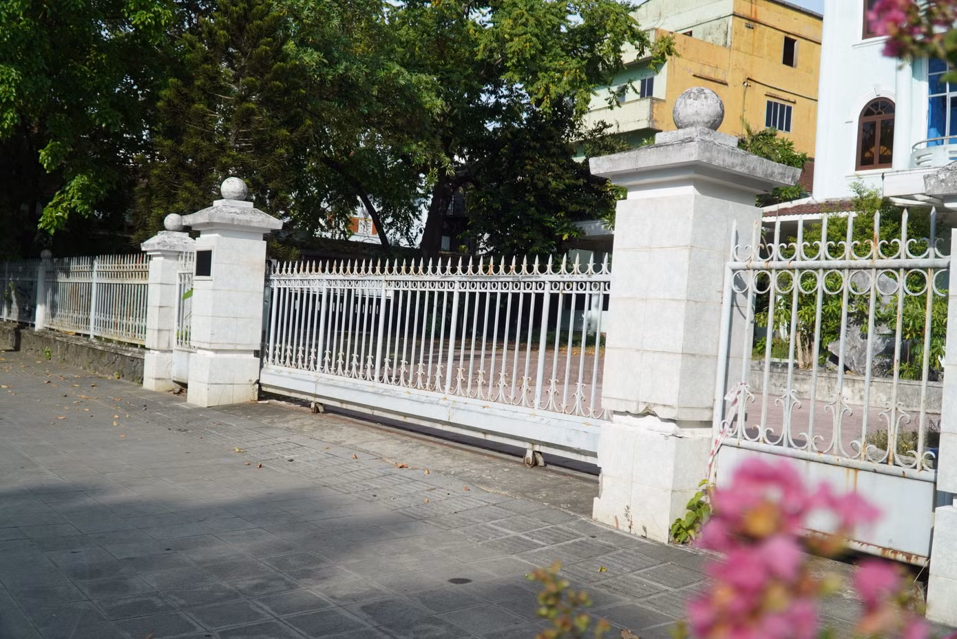 Tuy nhiên, sau khoảng một năm lại đây, các khu “đất vàng” từ địa chỉ số 22 đến 30 Lê Lợi, Huế, vẫn chưa có doanh nghiệp đến đấu thầu, đấu giá, thuê đất thực hiện dự án đầu tư xây dựng các công trình, tổ hợp thương mại, dịch vụ cao cấp theo chủ trương, quy hoạch của tỉnh.