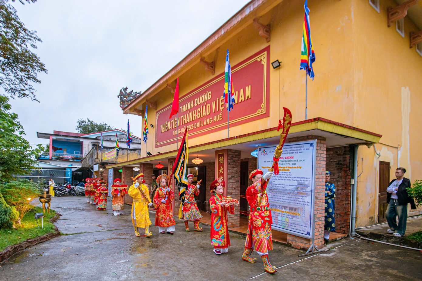 Trước buổi lễ trao danh hiệu, ban tổ chức đã tiến hành nghi lễ cung nghinh Thánh Mẫu và Hội đồng Tứ phủ từ Thánh đường 352 Chi Lăng lên Nghinh Lương Đình, với sự tham gia của hàng trăm người.