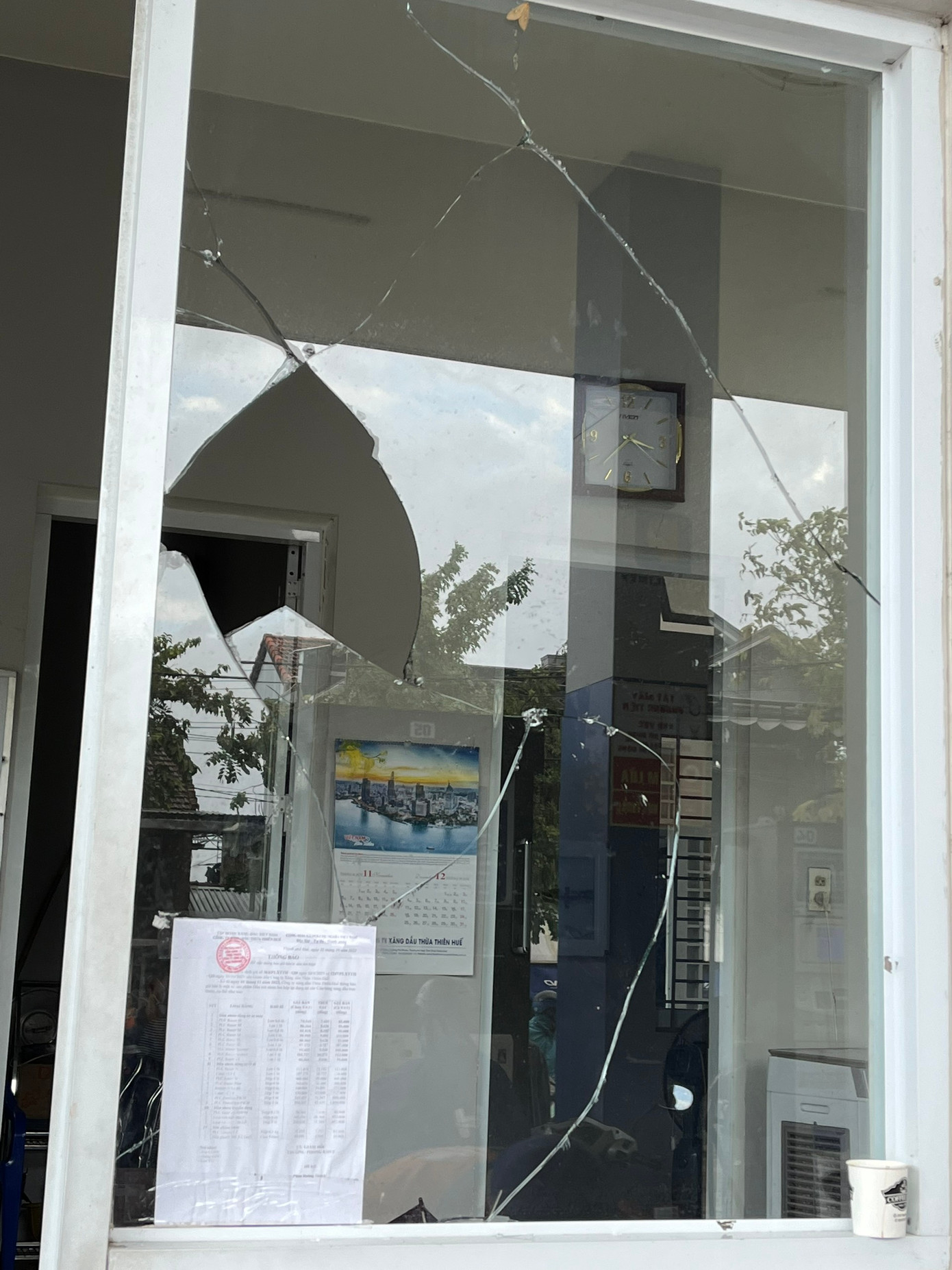 Cửa kính của cửa hàng xăng dầu bị đập phá. (Ảnh: CACC)