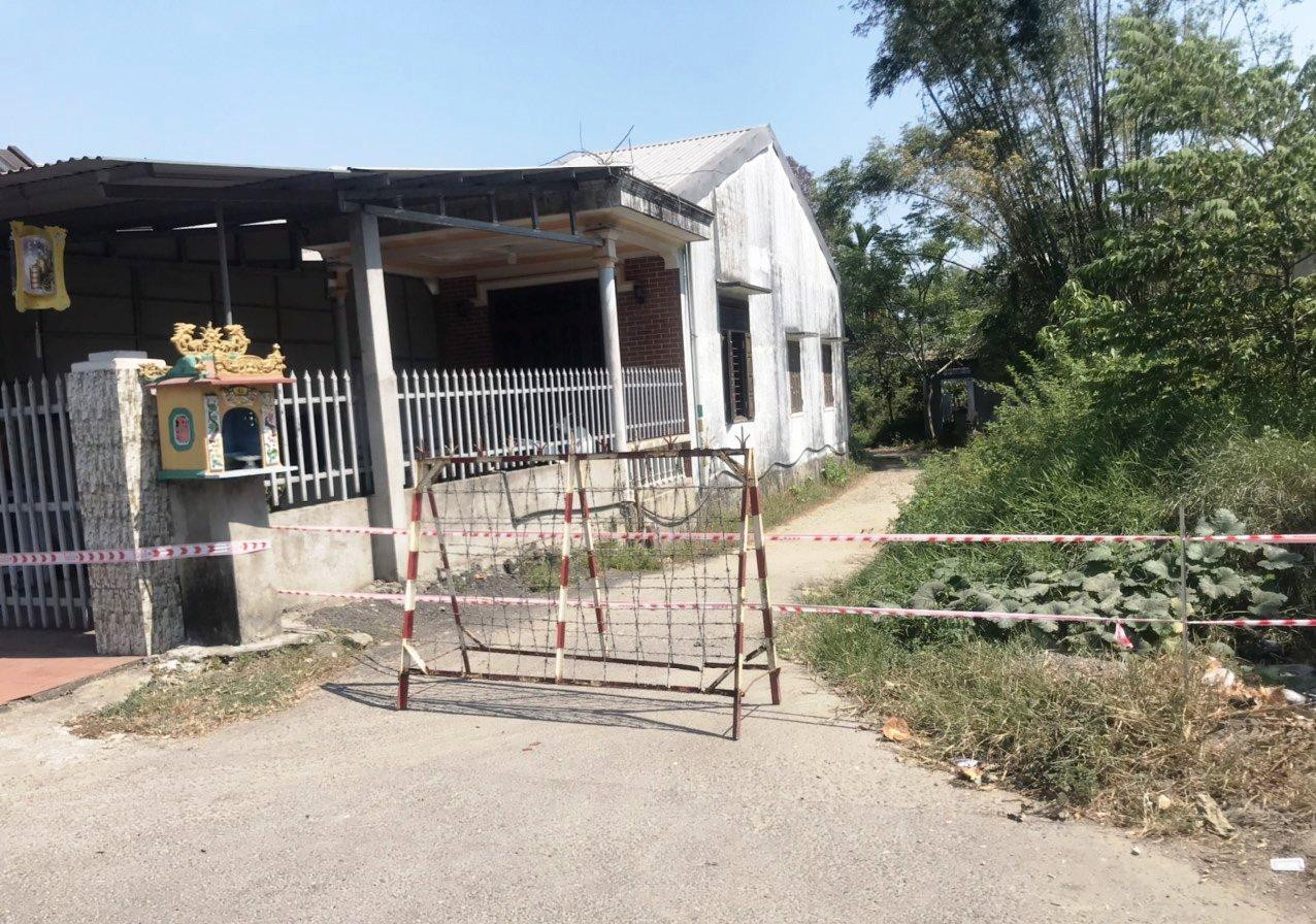 Một lối nhỏ vào thôn đã bị 'bít' kín.