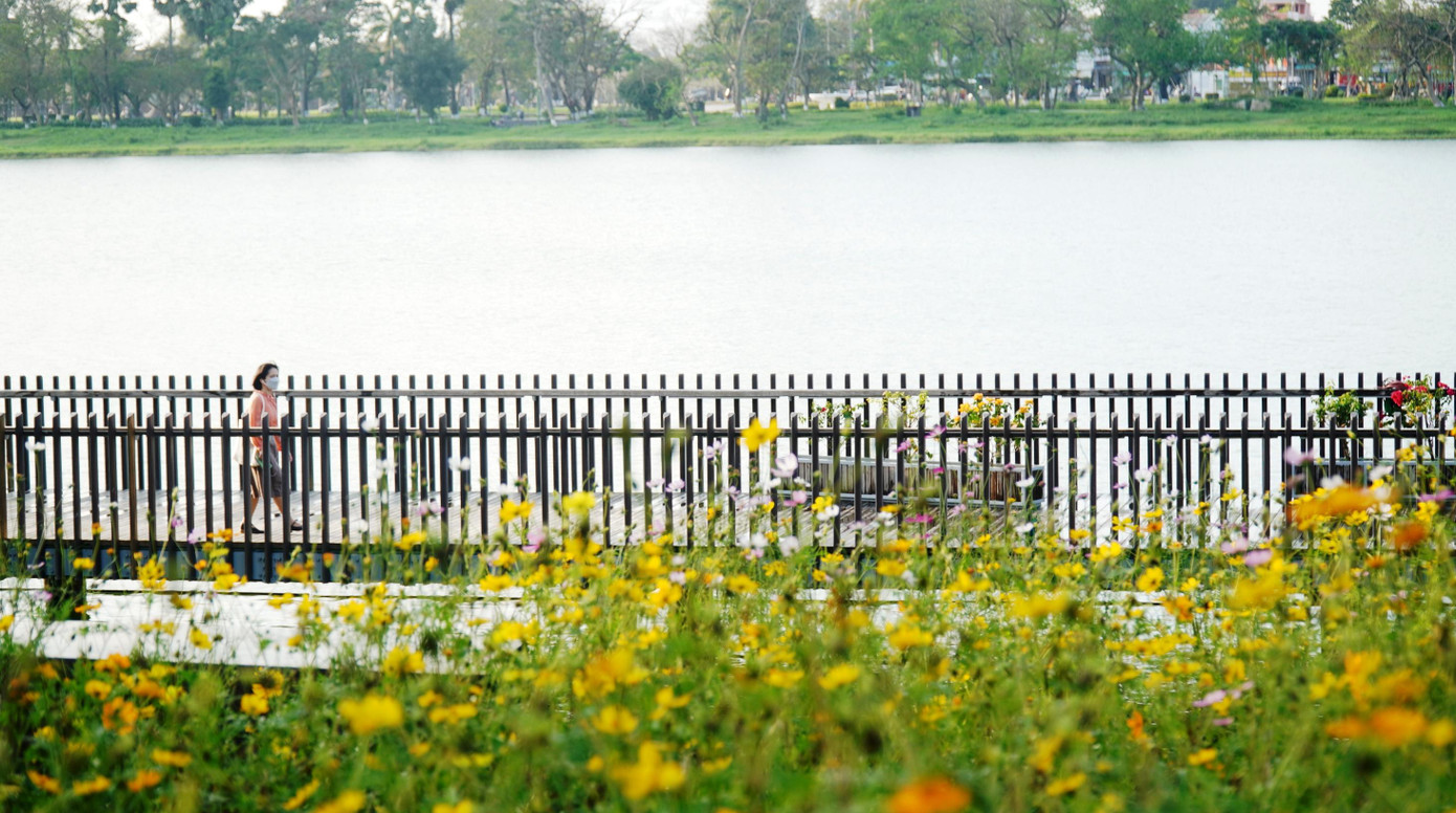 Check in cầu gỗ lim chạy dọc sông Hương, đi bộ ngắm cảnh và chiêm ngưỡng muôn màu hoa Xuân tại công viên Lý Tự Trọng, chụp hình lưu niệm... đã trở thành sở thích của nhiều người, không phân biệt tuổi tác, giới tính, người giàu nghèo.