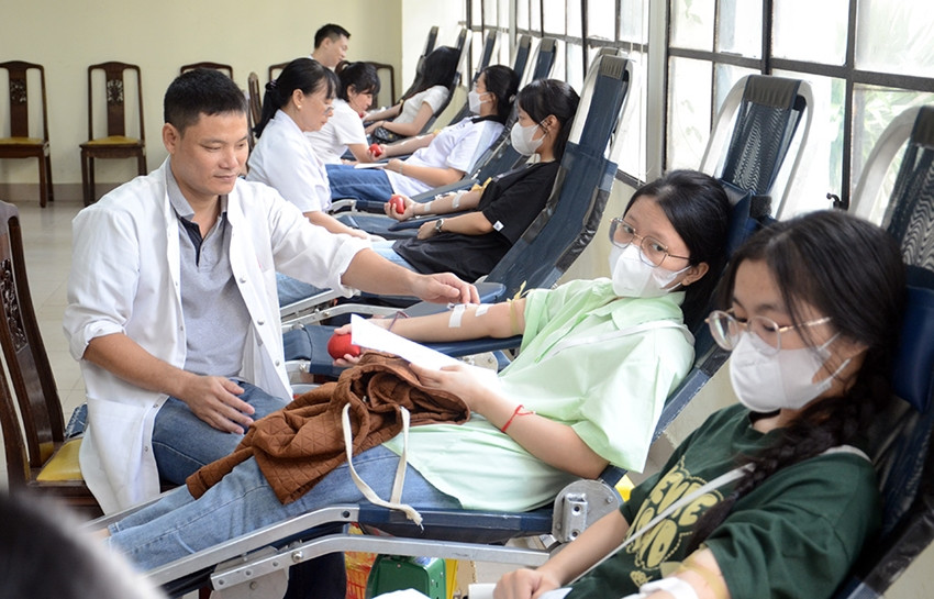 Hơn 450 đoàn viên, sinh viên Trường ĐH Y dược Huế tham gia hiến máu tình nguyện. Ảnh: Đức Quang