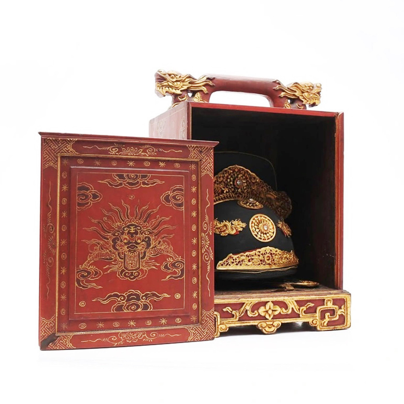 Cổ vật được chế tác với đường nét, hoa văn hết sức thẩm mỹ, tinh xảo... ngay cả với chiếc hộp đựng bằng gỗ. Ảnh: Balclis