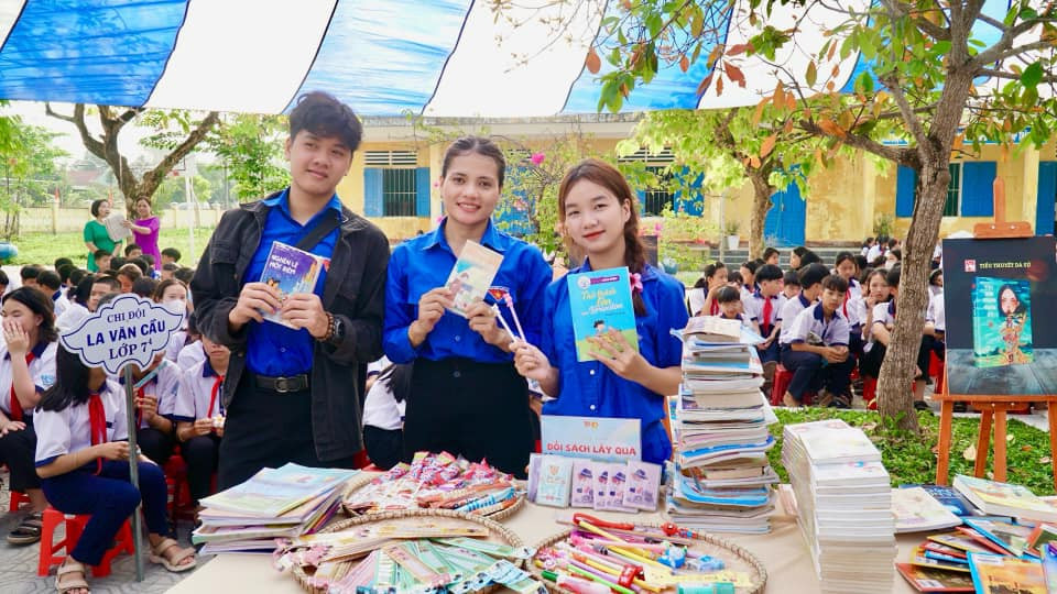 Đoàn viên, thanh niên hào hứng bên những cuốn sách mới.