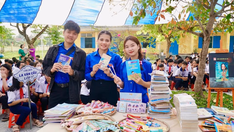 Đoàn viên, thanh niên hào hứng bên những cuốn sách mới.