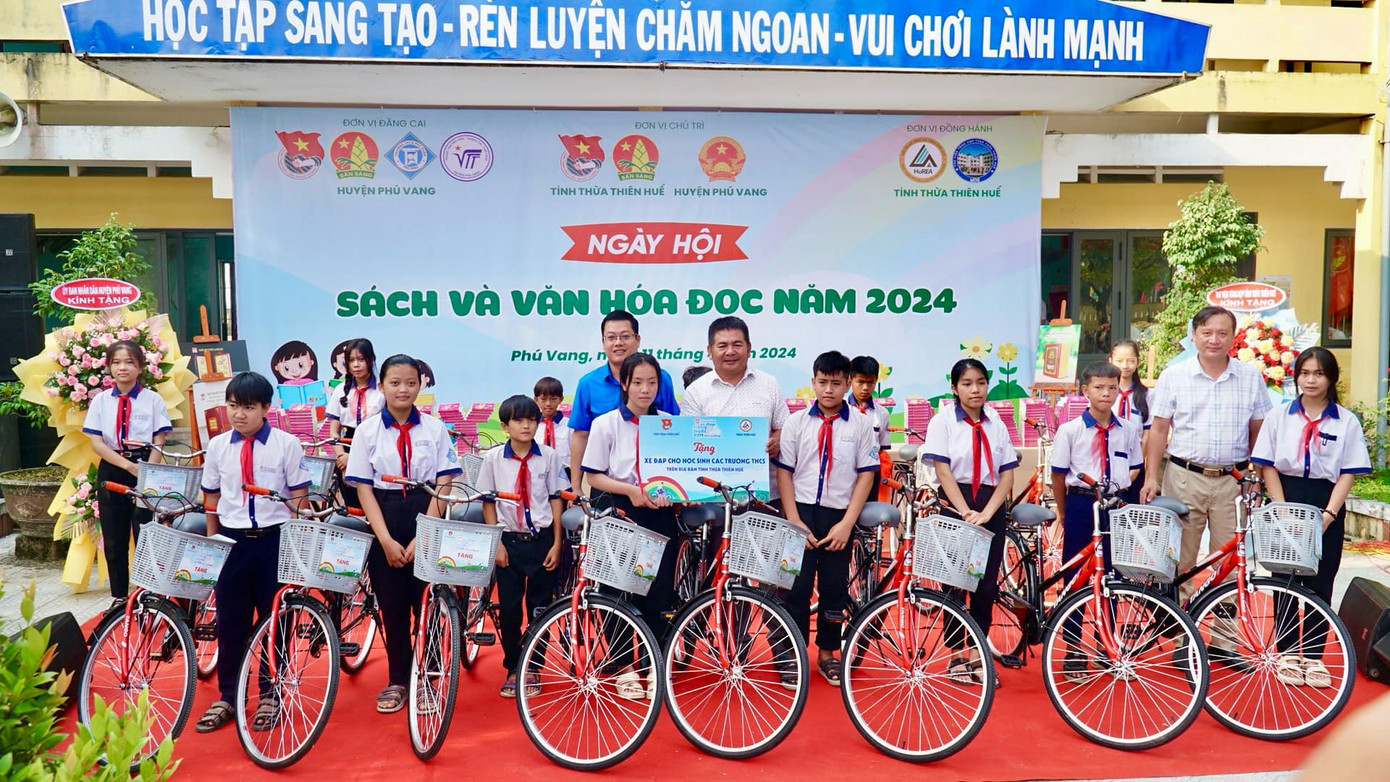 Trao tặng xe đạp cho học sinh nghèo vượt khó.