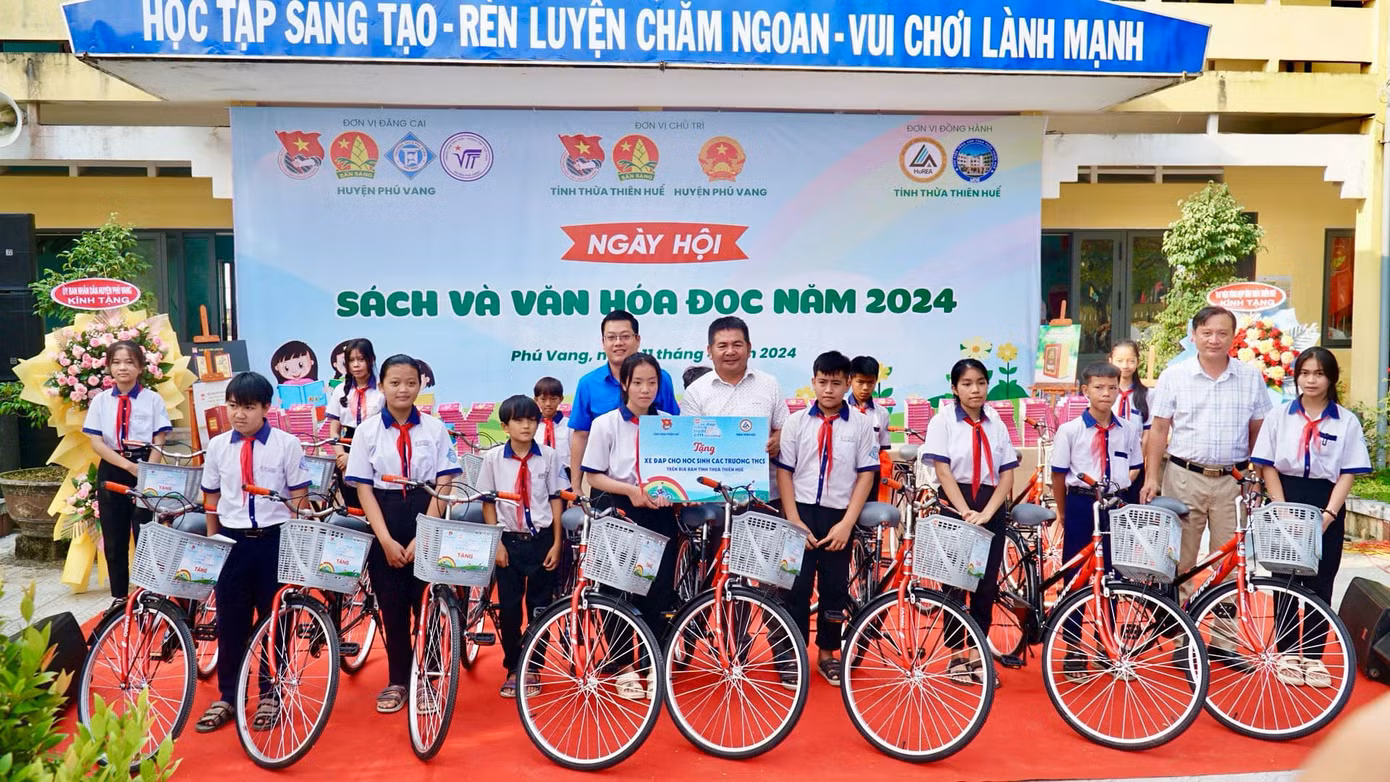 Trao tặng xe đạp cho học sinh nghèo vượt khó.