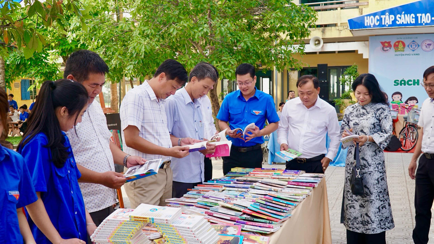 Lãnh đạo Tỉnh Đoàn TT-Huế, chính quyền địa phương, thư viện, nhà trường giới thiệu sách đến thanh thiếu nhi, học sinh.