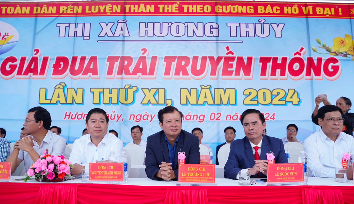 Ông Lê Trường Lưu - Ủy viên T.Ư Đảng, Bí thư Tỉnh ủy TT-Huế, cùng đại diện lãnh đạo địa phương đã về dự và cổ vũ các đội đua. Ông Lê Trường Lưu - Ủy viên T.Ư Đảng, Bí thư Tỉnh ủy TT-Huế, cùng đại diện lãnh đạo địa phương đã về dự và cổ vũ các đội đua.