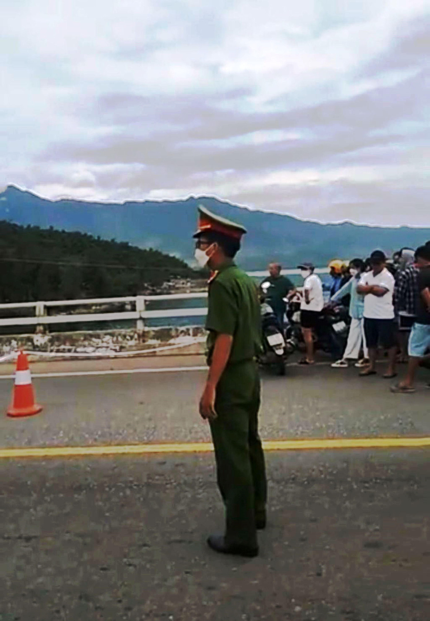 Hình ảnh Công an bảo vệ hiện trường được chia sẻ trên mạng xã hội. Hình ảnh Công an bảo vệ hiện trường được chia sẻ trên mạng xã hội.