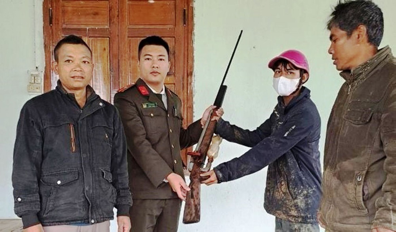 Cuộc vận động giao nộp, thu hồi vũ khí, vật liệu nổ, công cụ hỗ trợ và pháo nhận được sự hưởng ứng tích cực từ người dân TT-Huế. Ảnh: CACC Cuộc vận động giao nộp, thu hồi vũ khí, vật liệu nổ, công cụ hỗ trợ và pháo nhận được sự hưởng ứng tích cực từ người dân TT-Huế. Ảnh: CACC