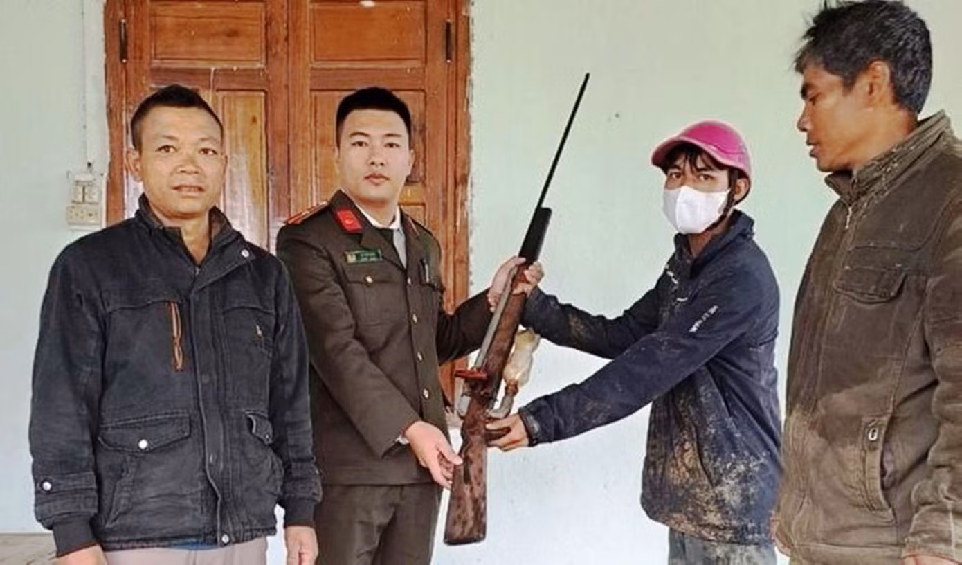 Cuộc vận động giao nộp, thu hồi vũ khí, vật liệu nổ, công cụ hỗ trợ và pháo nhận được sự hưởng ứng tích cực từ người dân TT-Huế. Ảnh: CACC Cuộc vận động giao nộp, thu hồi vũ khí, vật liệu nổ, công cụ hỗ trợ và pháo nhận được sự hưởng ứng tích cực từ người dân TT-Huế. Ảnh: CACC