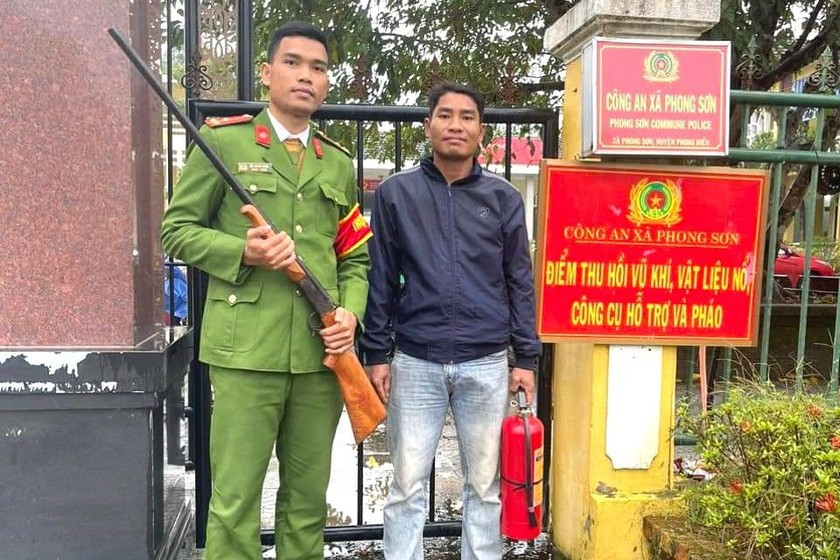 Người dân xã Phong Sơn (huyện Phong Điền, TT-Huế) giao nộp súng tự chế cho công an địa phương. Ảnh: CACC Người dân xã Phong Sơn (huyện Phong Điền, TT-Huế) giao nộp súng tự chế cho công an địa phương. Ảnh: CACC
