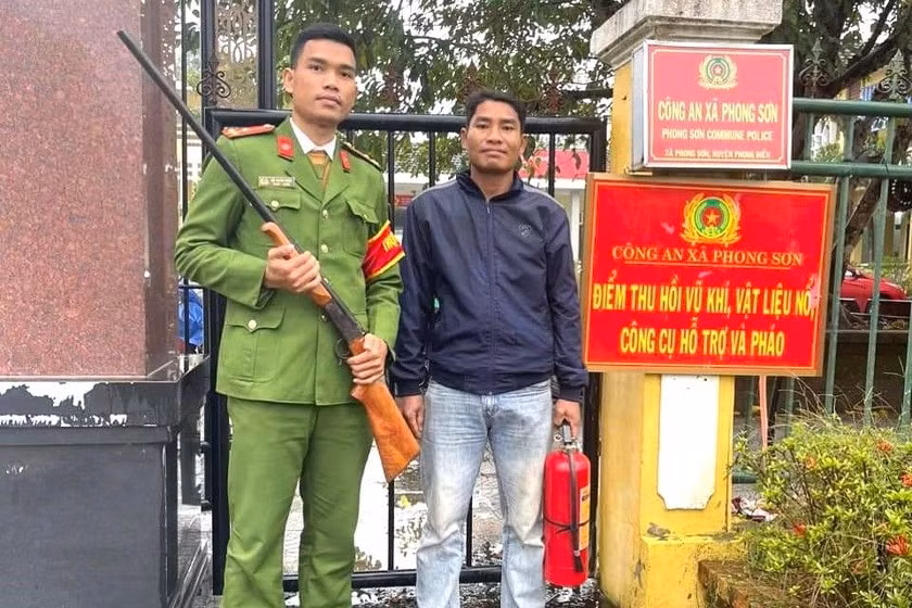 Người dân xã Phong Sơn (huyện Phong Điền, TT-Huế) giao nộp súng tự chế cho công an địa phương. Ảnh: CACC Người dân xã Phong Sơn (huyện Phong Điền, TT-Huế) giao nộp súng tự chế cho công an địa phương. Ảnh: CACC