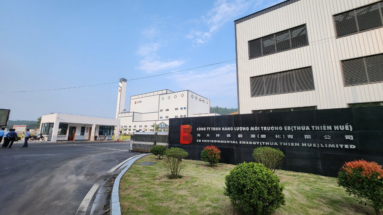 Công trình thực hiện trên diện tích quy hoạch khoảng 11,234 ha, do Công ty TNHH Năng lượng môi trường EB (TT-Huế) làm chủ đầu tư, xây dựng theo mô hình Nhà máy đốt rác- phát điện. Ảnh: Ngọc Văn