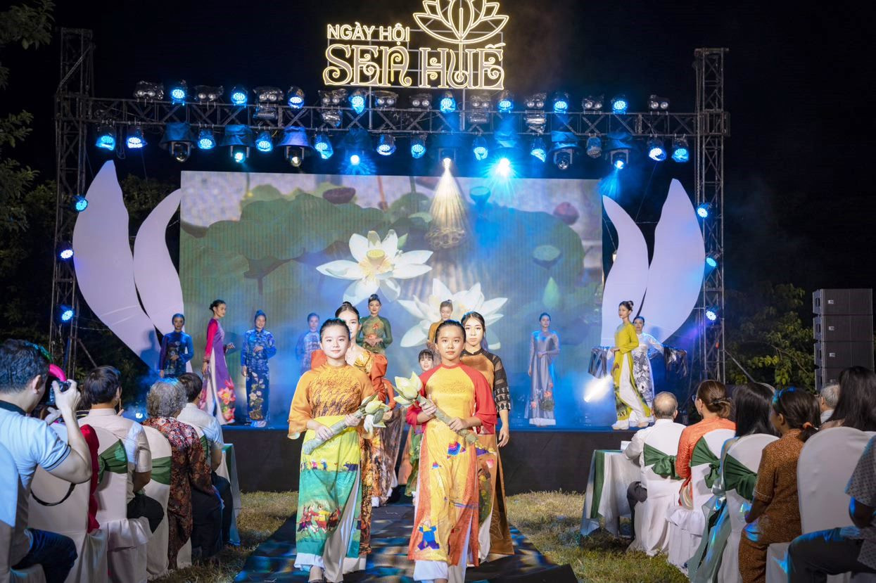 Trình diễn áo dài về chủ đề sen Huế. Ảnh: Đình Hoàng Trình diễn áo dài về chủ đề sen Huế. Ảnh: Đình Hoàng