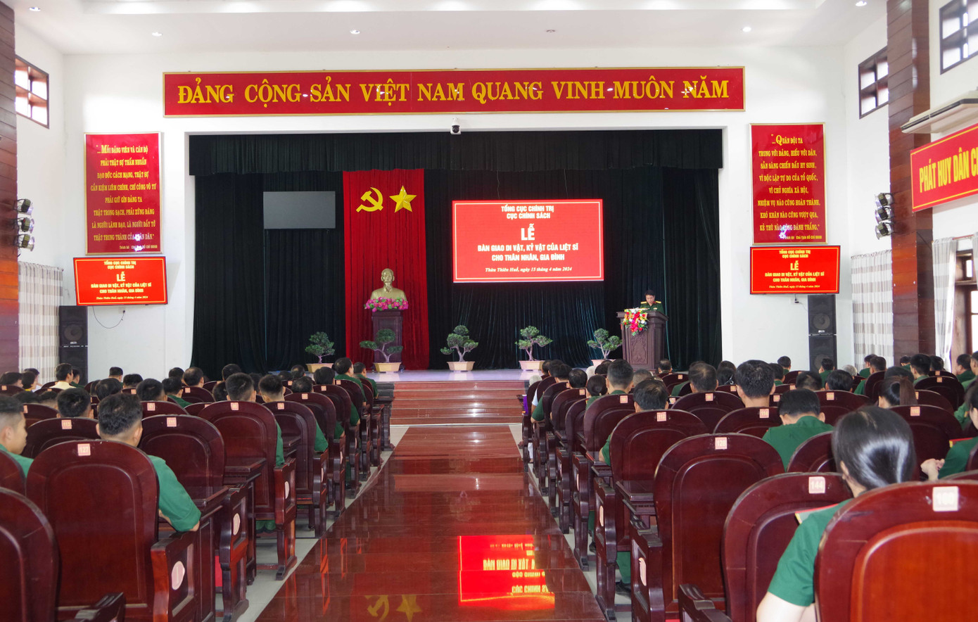 Quang cảnh lễ bàn giao di vật, kỷ vật của liệt sĩ cho thân nhân hai gia đình liệt sĩ tại TT-Huế. Quang cảnh lễ bàn giao di vật, kỷ vật của liệt sĩ cho thân nhân hai gia đình liệt sĩ tại TT-Huế.