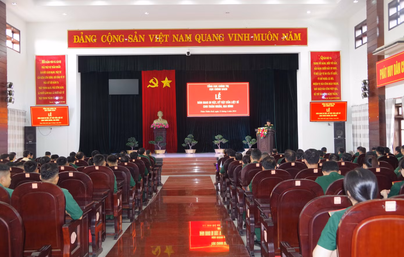 Quang cảnh lễ bàn giao di vật, kỷ vật của liệt sĩ cho thân nhân hai gia đình liệt sĩ tại TT-Huế.