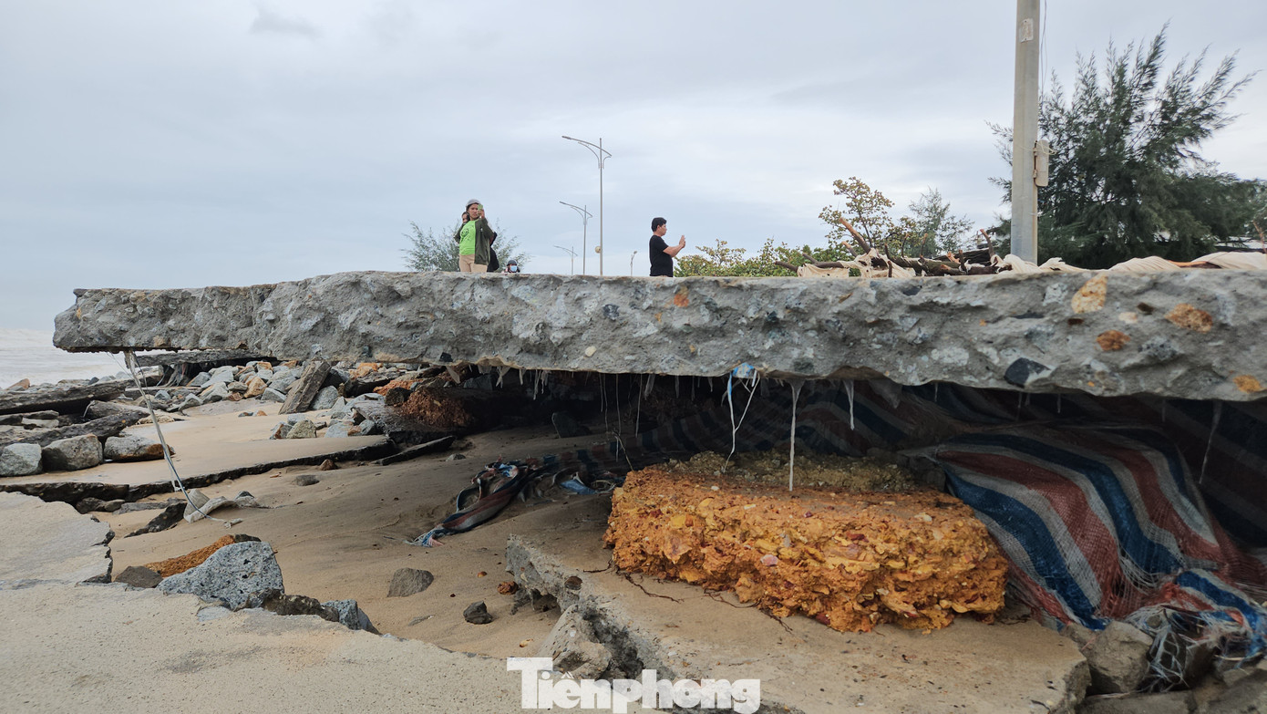 Tuyến đường dạo ven bãi tắm Phú Thuận đã bị biến dạng hoàn toàn, nhiều kết cấu công trình công cộng đã bị cuốn trôi ra biển.