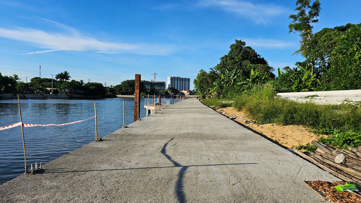Mặc dù đang mùa cao điểm xây dựng, thời tiết thuận lợi, nhưng trên công trường đường đi bộ lại vắng bóng công nhân tập trung thi công những hạng mục chính.