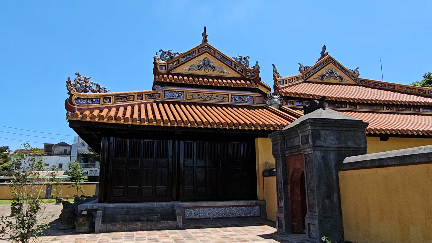 Di tích An Lăng gồm hai khu vực là điện Long Ân (nơi thờ nhà vua và tổ chức các nghi lễ giỗ chạp) và khu lăng mộ vua Dục Đức.