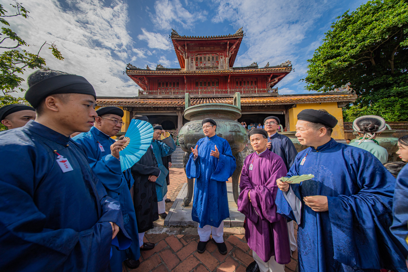 Theo tiến sĩ Phan Thanh Hải - Giám đốc Sở VHTT tỉnh Thừa Thiên-Huế, Võ vương Nguyễn Phúc Khoát và vua Minh Mạng đã có công lao rất lớn trong việc đề xuất chủ trương và thực thi cải tổ triều phục, cải cách trang phục ở vùng đất Đàng Trong và toàn bộ nước Đại Nam trong lịch sử. Nếu như Võ Vương Nguyễn Phúc Khoát có công khai sinh ra chiếc áo dài, vua Minh Mạng là người đưa chiếc áo dài trở thành trang phục sử dụng phổ biến từ Bắc đến Nam, trong đó Huế giữ vị thế là “kinh đô áo dài”. Ảnh: B.Minh.