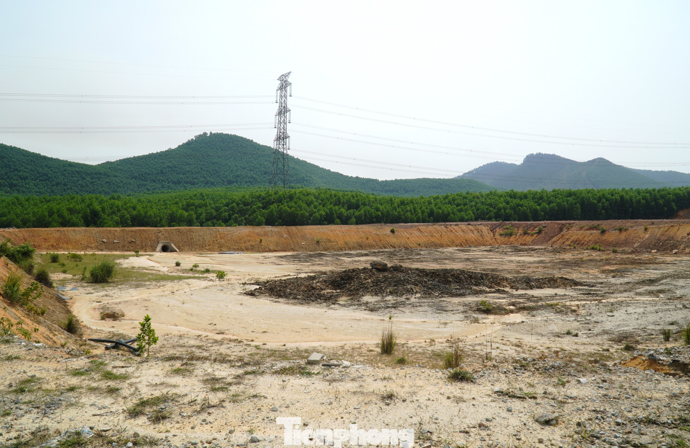 Đến đầu tháng 6, theo ghi nhận của PV, nơi đây vẫn là một đại công trường với nhiều hạng mục ngổn ngang, dang dở. Trên công trường dự án không một bóng người hay phương tiện xe máy tổ chức thi công các công trình.