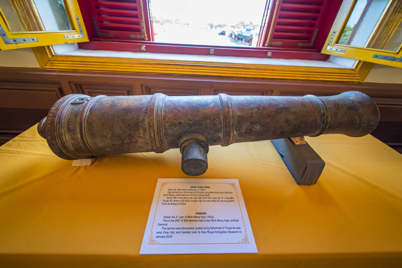 Súng thần công có niên đại vào năm Minh Mạng thứ 3 (1822) được trưng bày tại triển lãm. Đây là khẩu thứ 256 trong số 300 khẩu súng thần công được đúc thời Minh Mạng, mệnh danh là Vũ Công tướng quân. Cổ vật được các ngư dân phát hiện, trục vớt tại vùng biển Thuận An (TP. Huế). Ảnh: TTBTDTCĐ Huế.