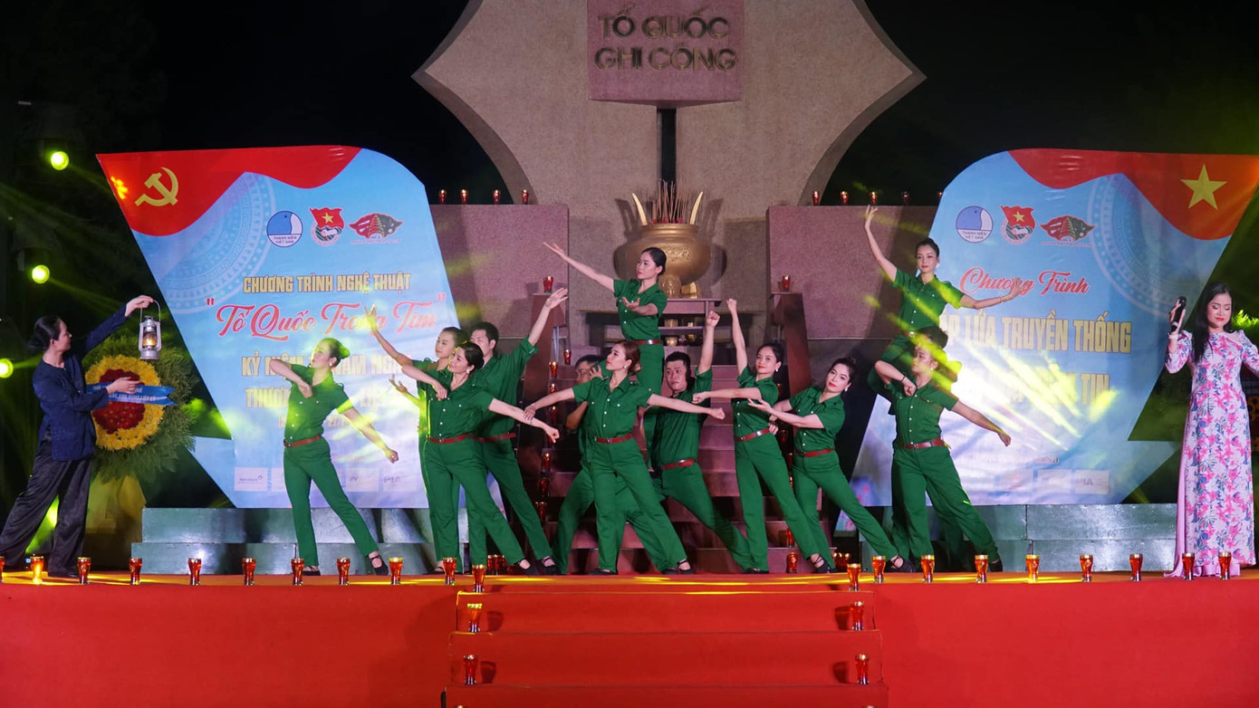 Tổ chức chương trình văn nghệ mang chủ đề “Tổ quốc trong tim”. Tổ chức chương trình văn nghệ mang chủ đề “Tổ quốc trong tim”.
