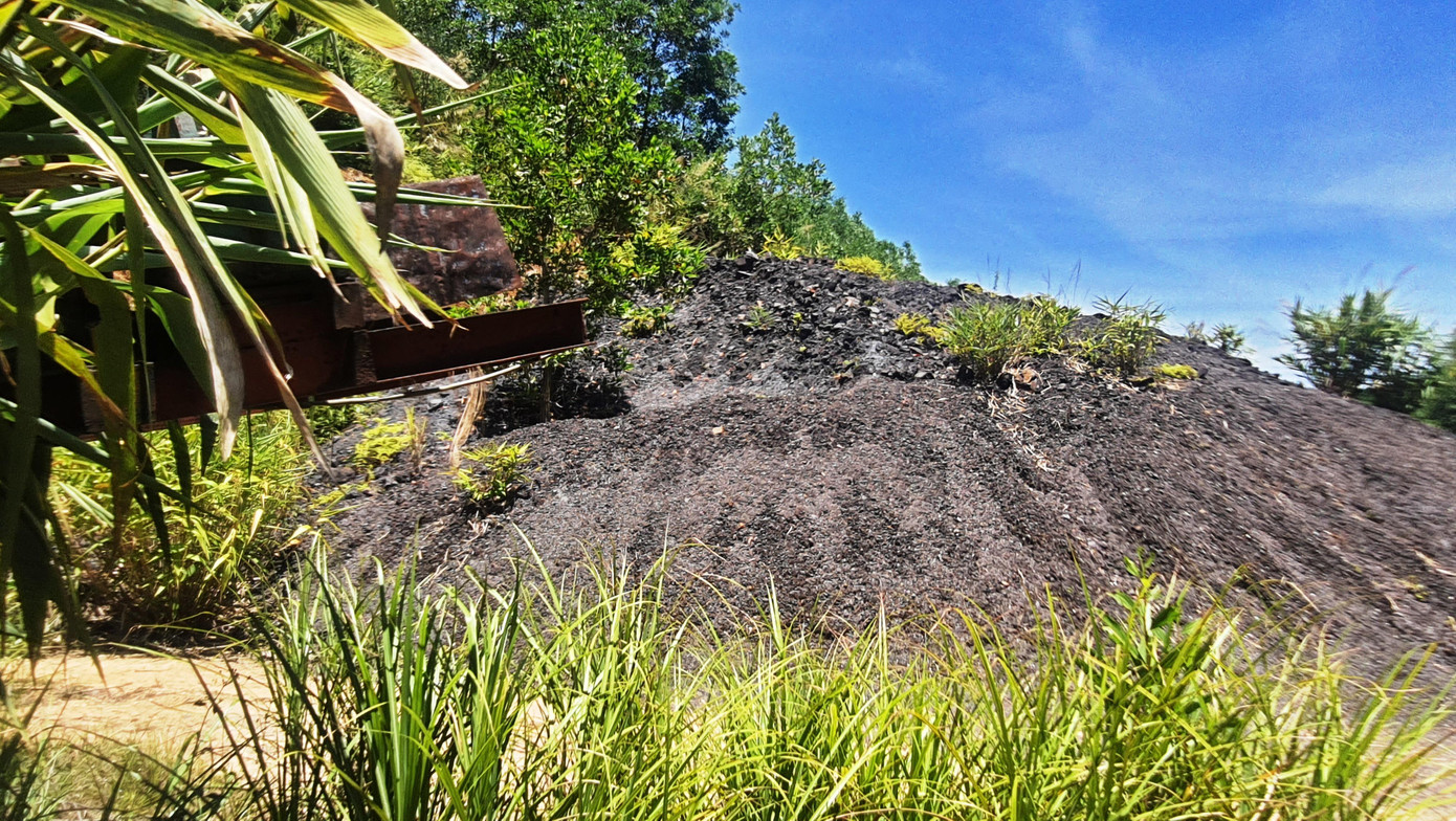 Diện tích đất do UBND tỉnh TT-Huế cho Công ty Cổ phần Vật liệu và Công nghệ thuê chế biến quặng đã hết hiệu lực từ nhiều năm nhưng vẫn bị "ngó lơ" thu hồi. Ảnh: N.V Diện tích đất do UBND tỉnh TT-Huế cho Công ty Cổ phần Vật liệu và Công nghệ thuê chế biến quặng đã hết hiệu lực từ nhiều năm nhưng vẫn bị "ngó lơ" thu hồi. Ảnh: N.V