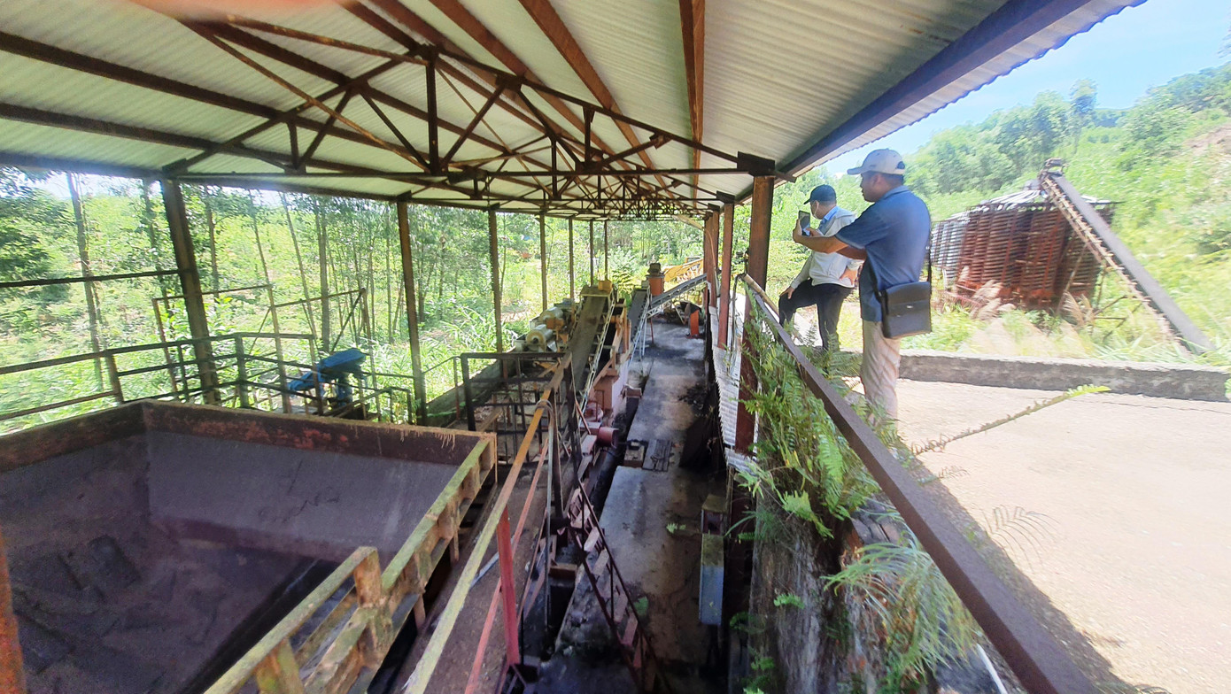 Phân xưởng nghiền quặng trở nên hoang phế. Ảnh: N.V Phân xưởng nghiền quặng trở nên hoang phế. Ảnh: N.V