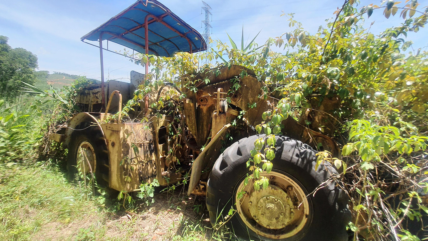 Cỏ dại xâm lấn vào những chiếc ô tô, máy móc chuyên dùng bị bỏ phế lâu ngày không sử dụng. Ảnh: N.V Cỏ dại xâm lấn vào những chiếc ô tô, máy móc chuyên dùng bị bỏ phế lâu ngày không sử dụng. Ảnh: N.V