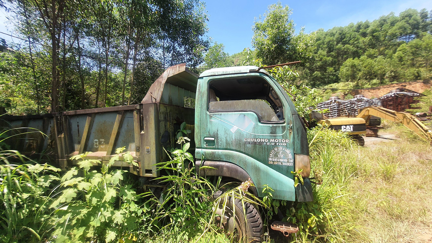 Những chiếc ô tô, băng tải chuyền nguyên liệu nghiền quặng dần biến thành sắt vụn. Ảnh: N.V Những chiếc ô tô, băng tải chuyền nguyên liệu nghiền quặng dần biến thành sắt vụn. Ảnh: N.V