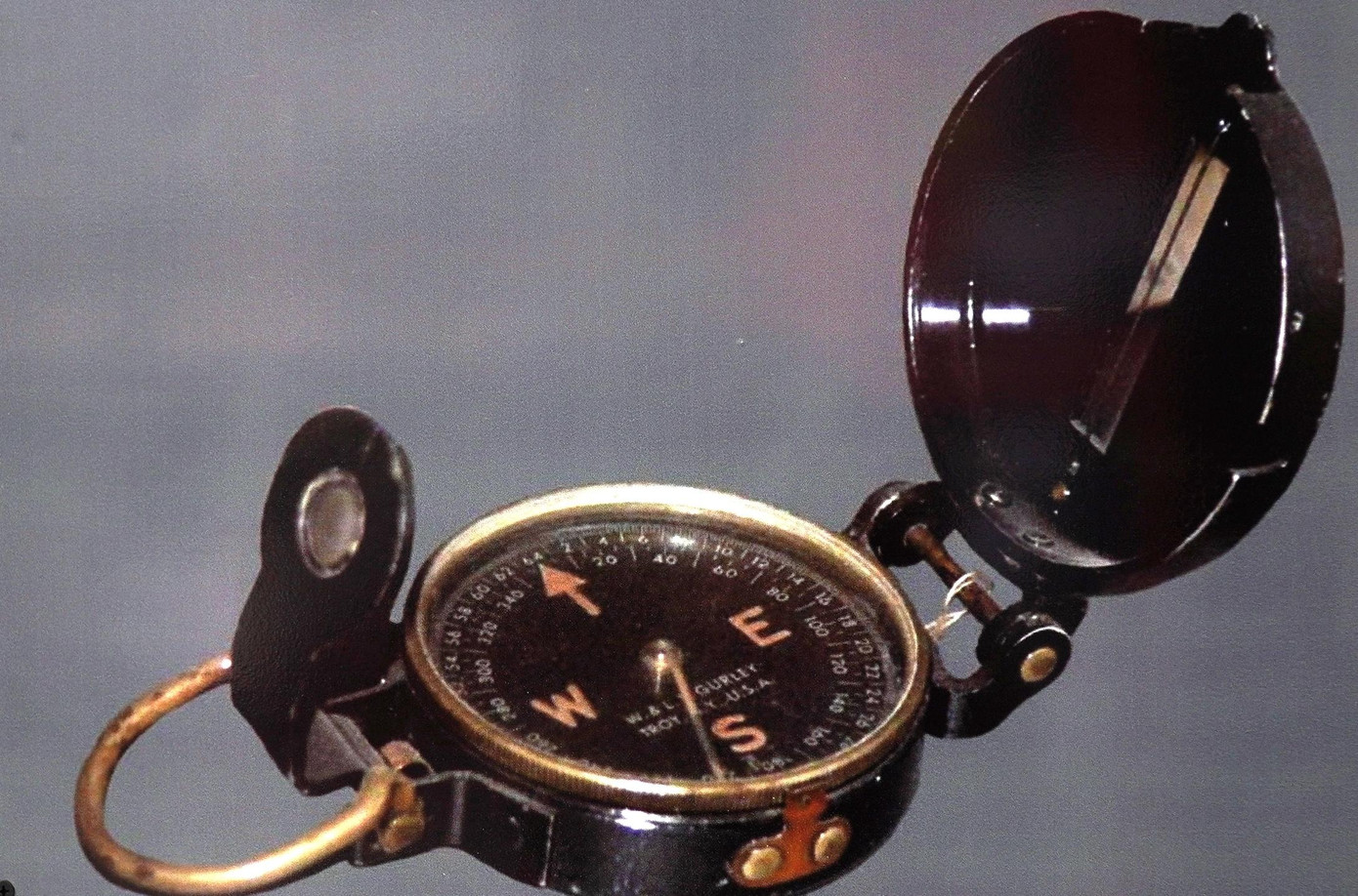 La bàn được Chủ tịch Hồ Chí Minh sử dụng những năm 1944-1945. Ảnh: N.V