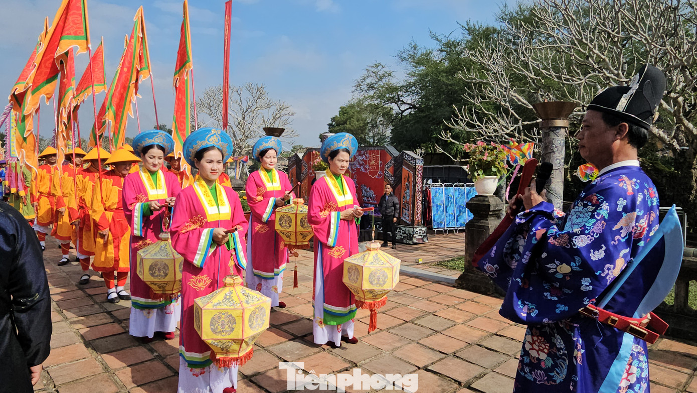 Tại chương trình Phong vị Tết Huế, ban tổ chức còn tái hiện nghi thức cung tiến bánh tét - một loại bánh không thể thiếu trong ngày Tết tại Huế.